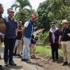 Bupati dan Wakil Bupati Kuningan beserta rombongan saat meninjau jalan rusak di desa Langseb.
